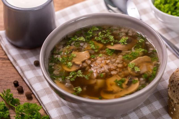 Рецепт на выходные: грибной суп с гречкой и овощами